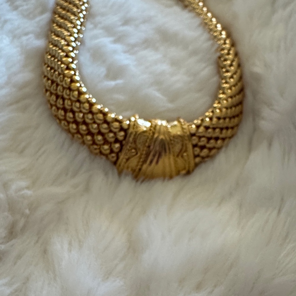 Vintage Avon Gold Plated Mesh Chain Magnetic Front Lock Necklace NEW IN BOX - Picture 2 of 7